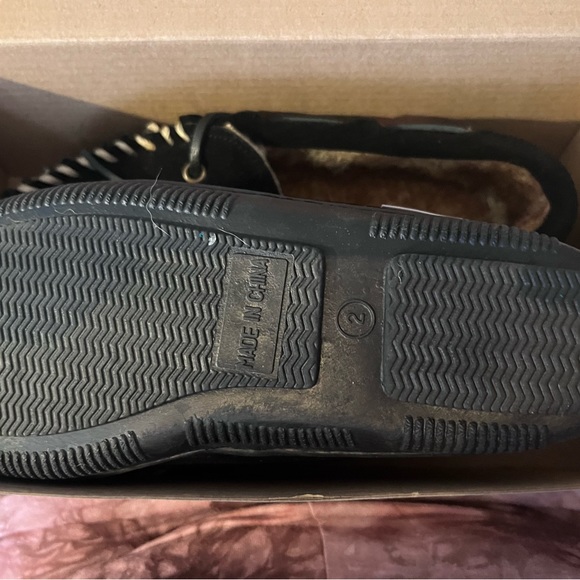 Brand new girls soft moc slippers. Size 2 - Picture 3 of 3